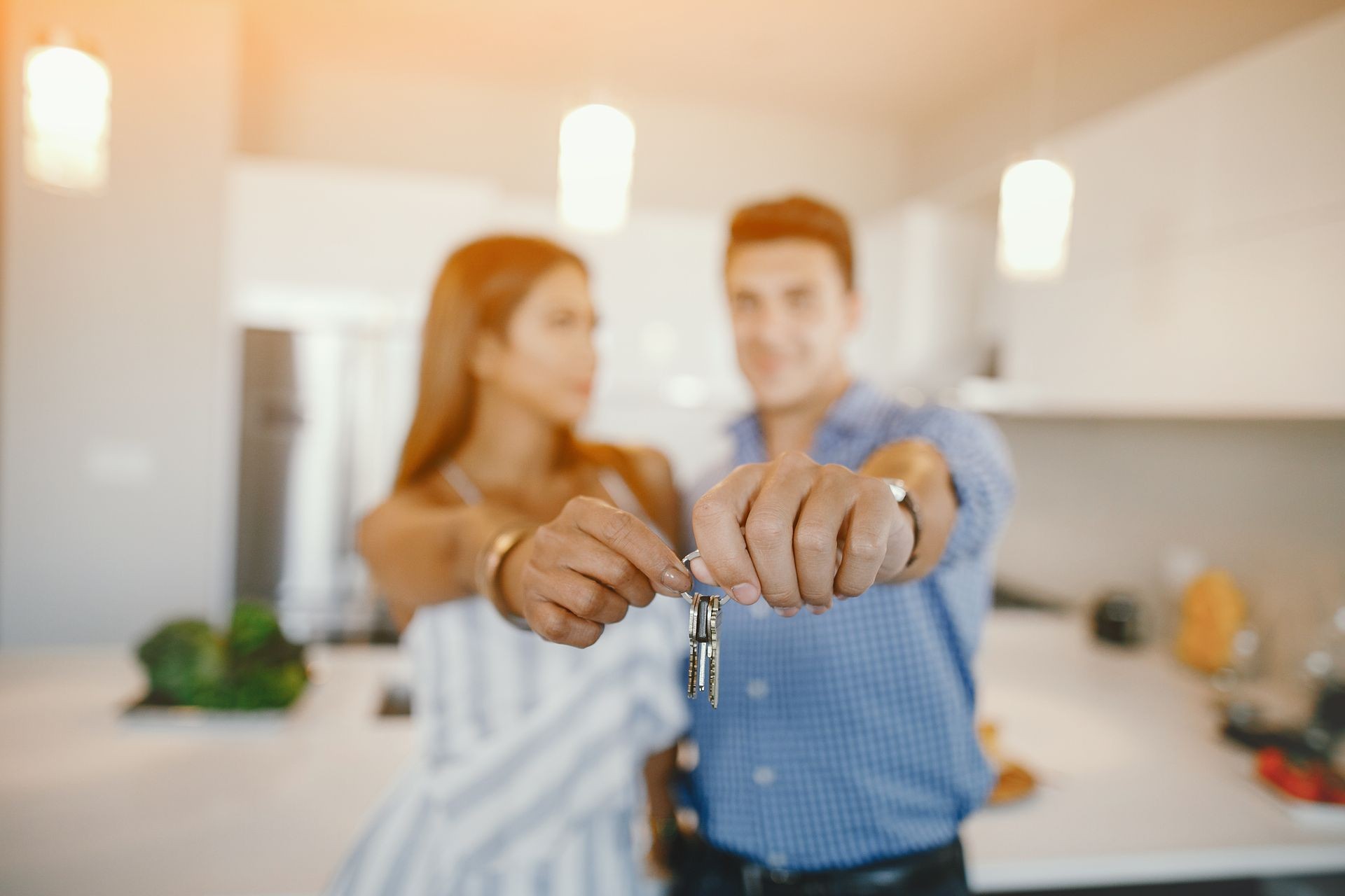 Copule with keys. The spouses hold the keys to the apartment in their hands